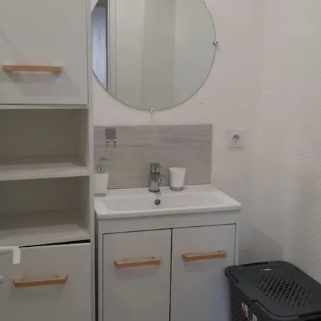 Hotel 2 Chambres, 4 Personnes, Jardin, Proche Centre