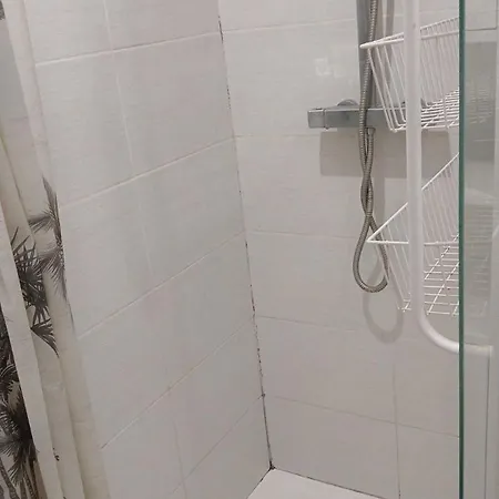 2 Chambres, 4 Personnes, Jardin, Proche Centre מלון