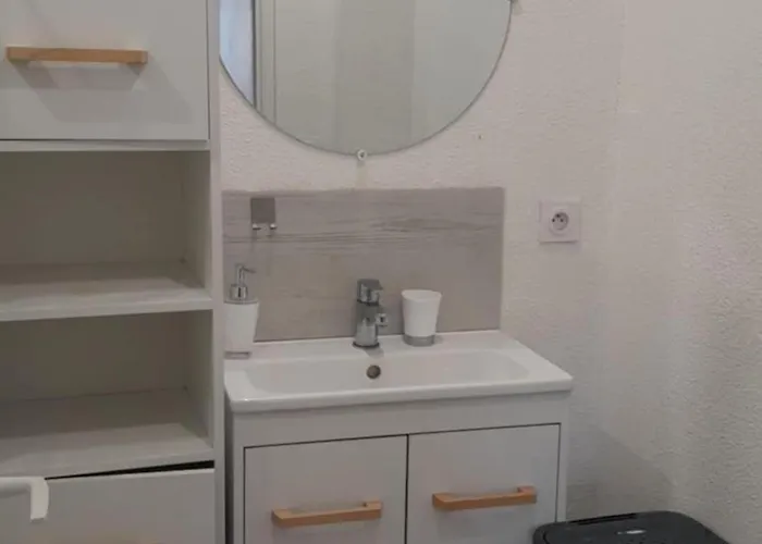 Hotel 2 Chambres, 4 Personnes, Jardin, Proche Centre